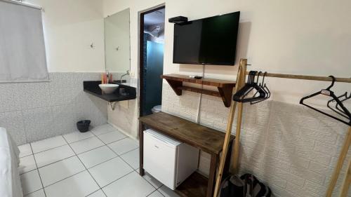 TV i/ili multimedijalni sistem u objektu Pousada Praiana - Noronha