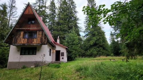 a small house in the middle of a field at Chata u Hagrida in Štrba