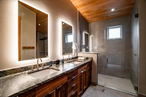 un baño con dos lavabos y una ducha en Luxury Ski Chalet - 684 Vasquez Road, en Winter Park