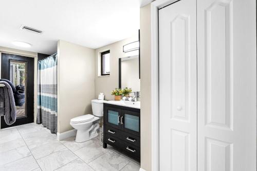 une salle de bain avec toilettes et lavabo dans l'établissement Gorgeous Direct Sailboat Access home with solar heated pool - Villa Linda, à Cape Coral