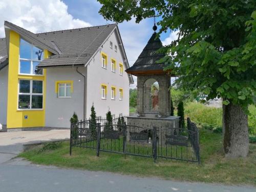 a building with a statue in front of a house at Dvojizbový Útulný Apartmán Oščadnica in Oščadnica