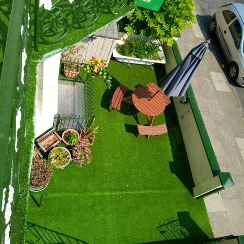 una vista aérea de un patio trasero con césped verde en The Little Emily, en Great Yarmouth