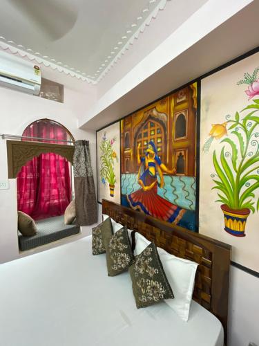 Una habitación con una cama y un cuadro en la pared. en Rajputana Heritage Haveli, en Jodhpur