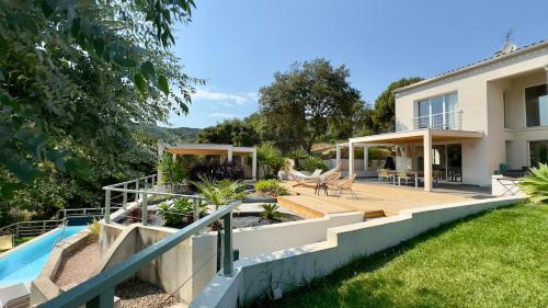 Zahrada ubytování VillaSerenita Piscine chauffée Jacuzzi Pétanque Ping pong Baby Foot