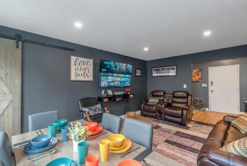 Posezení v ubytování Lux 2BR Condo with King Beds DTWN