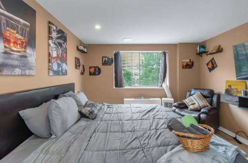 アトランタにあるLux 2BR Condo with King Beds DTWNのベッドと椅子と窓のある寝室