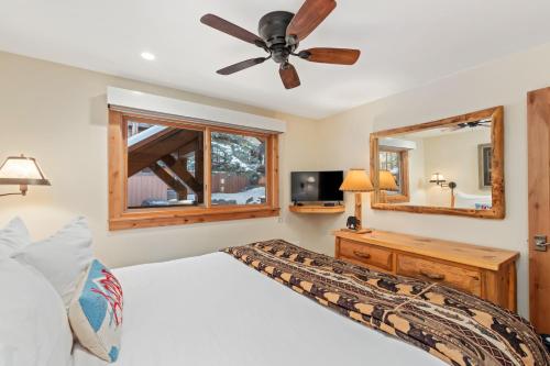 een slaapkamer met een bed en een plafondventilator bij Crestwood 2215 Deluxe 1 Bedroom in Snowmass Village