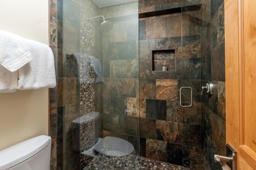 een badkamer met douche en toilet bij Crestwood 2215 Deluxe 1 Bedroom in Snowmass Village