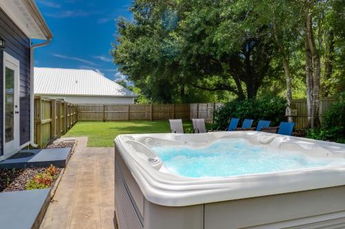 ein Whirlpool im Hinterhof eines Hauses in der Unterkunft Cottage at Bella Vista in Foley