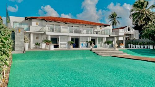 オリンダにあるVila Mar Hotelのスイミングプール付きの家