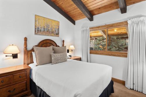 een slaapkamer met een bed en een raam bij Crestwood 2313 Deluxe 1 Bedroom Plus Loft in Snowmass Village