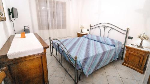 a hospital room with a bed and a desk at Apartment Cavour - Terrace - Free Wi-Fi - Palau Center in Palau