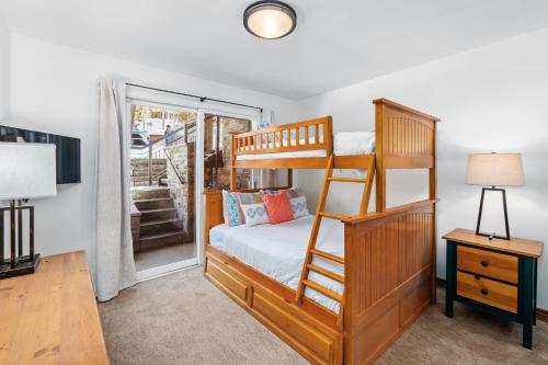 スノーマス・ビレッジにあるCrestwood 3103 Deluxe 2 Bedroomの二段ベッドと机のある寝室