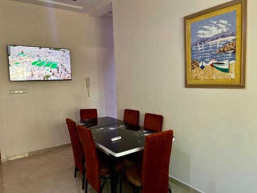 TV a/nebo společenská místnost v ubytování Prestige Apartment - Fes Elegant Stay