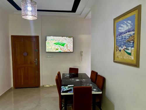 TV a/nebo společenská místnost v ubytování Prestige Apartment - Fes Elegant Stay