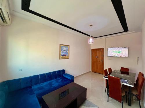 TV a/nebo společenská místnost v ubytování Prestige Apartment - Fes Elegant Stay