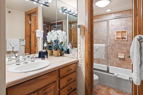 een badkamer met een wastafel, een toilet en een bad bij Crestwood 2313 Deluxe 1 Bedroom Plus Loft in Snowmass Village