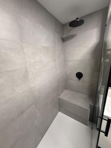 y baño con ducha y banco. en Family house, en Sevilla