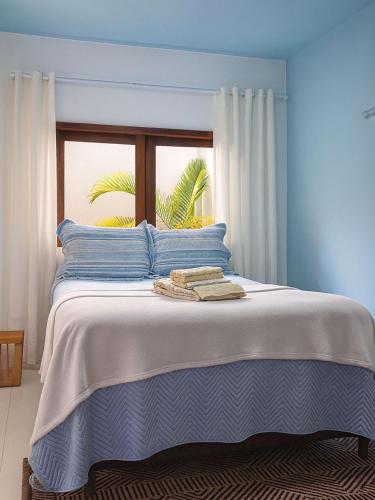Cama o camas de una habitación en Casa com 2 quartos em condomínio tranquilo, suíte com cama king, ar-condicionado, Wi-Fi rápido, cozinha equipada e garagem privativa