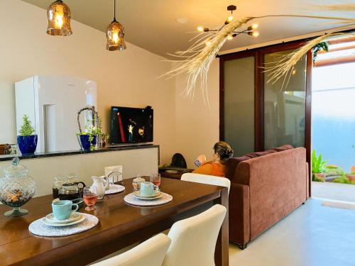 Zona de estar de Casa com 2 quartos em condomínio tranquilo, suíte com cama king, ar-condicionado, Wi-Fi rápido, cozinha equipada e garagem privativa