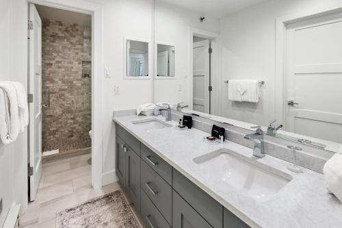 a bathroom with two sinks and a large mirror at Crestwood 3213 Premier 2 Bedroom Grand in Snowmass Village