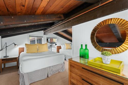 een slaapkamer met twee bedden en een spiegel bij Crestwood 3309 Deluxe 1 Bedroom Plus Loft in Snowmass Village