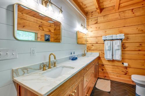 Koupelna v ubytování Cozy Retreat with Deck and Sapphire Resort Access!