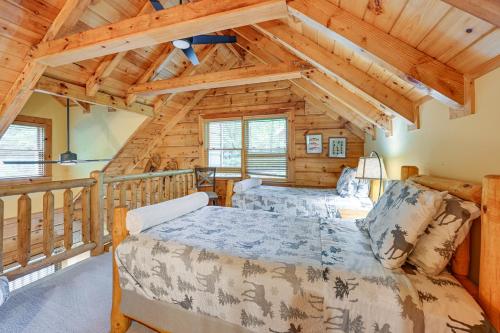 Postel nebo postele na pokoji v ubytování Cozy Retreat with Deck and Sapphire Resort Access!