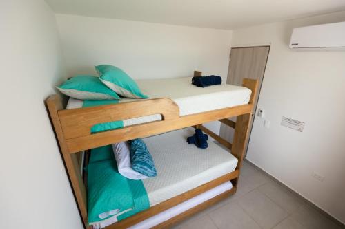 a couple of bunk beds in a room at Dúplex de lujo con vista al mar - San Bernardo del Viento in San Bernardo del Viento