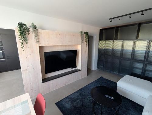 Chic & Modern Apartment with Mountain Views