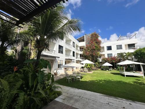 Κήπος έξω από το Inn Tribus Hotel