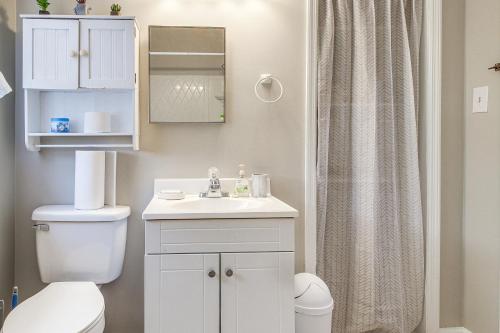 Et badeværelse på Private Patio Cargo District, Dtwn Wilmington Apt