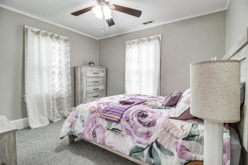 En eller flere senge i et værelse på Private Patio Cargo District, Dtwn Wilmington Apt