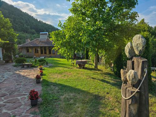 a garden with a house in the background at Seosko domaćinstvo „GABAR” in Ćuštica