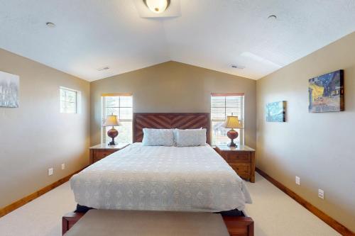 Un dormitorio con una cama grande con dos mesitas de noche. en The Kamas Clubhouse, en Kamas