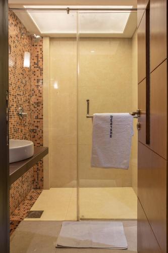 Un baño de Hotel Dwaraka Residency