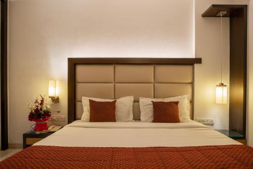 Cama o camas de una habitación en Hotel Dwaraka Residency