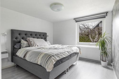 Ένα ή περισσότερα κρεβάτια σε δωμάτιο στο Modern stor & ljus villa nära centrum