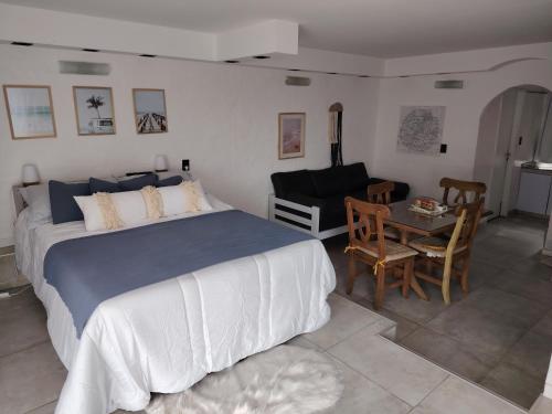 Katil atau katil-katil dalam bilik di Loft luminoso frente al mar