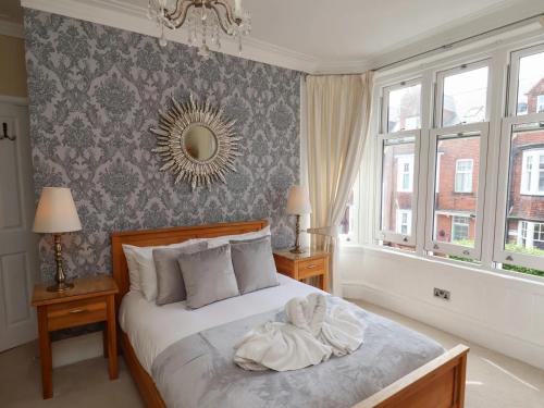 Un dormitorio con una cama con dos toallas encima. en All Seasons House, en Filey