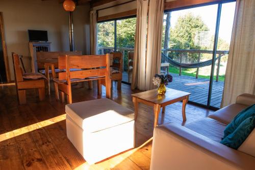 a living room with a couch and a table at Antuquelen Lodge Cabañas in Frutillar