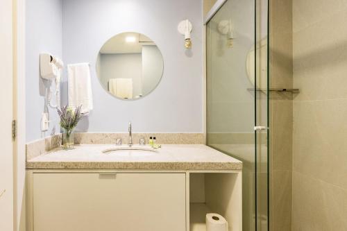 un baño con lavabo y ducha en JP Redenção by My Way, en Porto Alegre