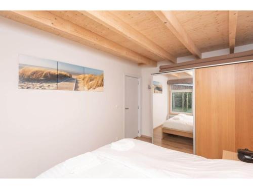Katil atau katil-katil dalam bilik di Renesse Holiday Home w Fireplace