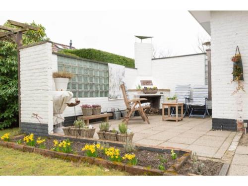 Taman di luar Renesse Holiday Home w Fireplace