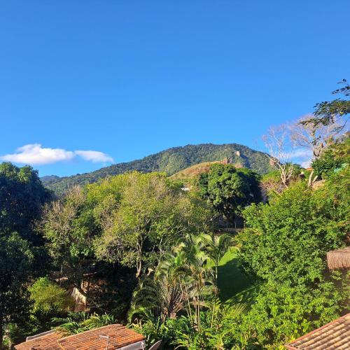 a view of the mountains from the house at Casa com Vista para o Mar no Coração de Ilhabela in Ilhabela