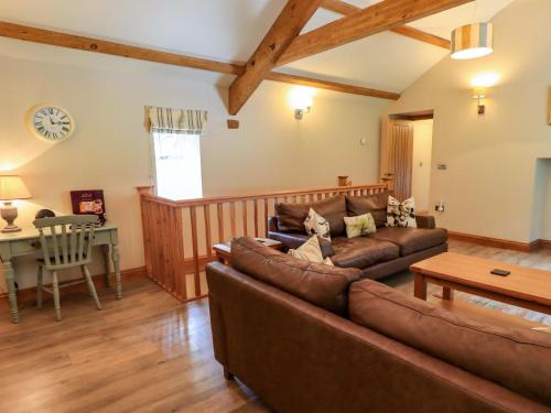 a living room with a couch and a table at Abbots Reading Cottage in Lakeside