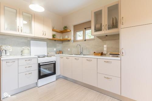 Η κουζίνα ή μικρή κουζίνα στο Kyveli - Stylish Retreat