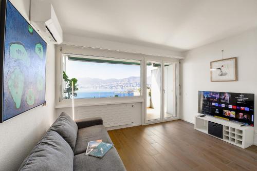 Μια τηλεόραση ή/και κέντρο ψυχαγωγίας στο View and Art - Happy Rentals