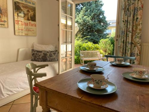 a room with a wooden table with four cups on it at Inge's Arthouse bei Frankfurt in Eschborn