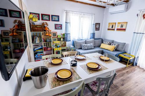 a living room with a table and a couch at Къща за гости ЗЕЛЕНА in Vinogradets